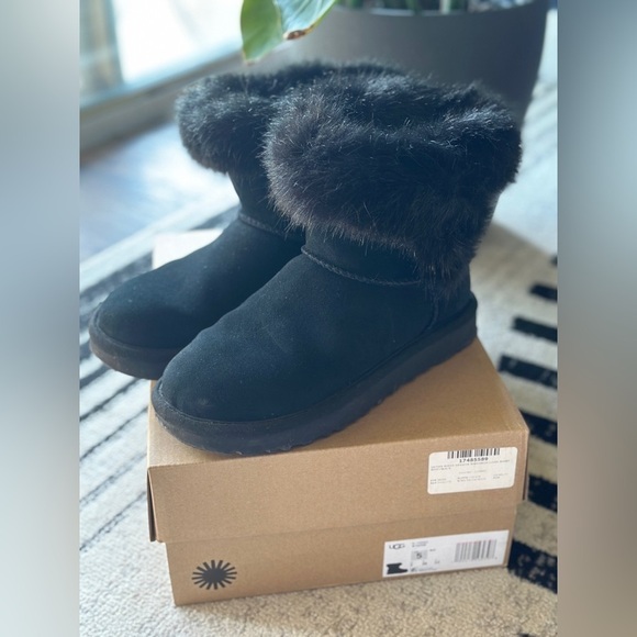 UGG Shoes - UGG Cathie Suede Genuine Sheepskin Lined Short Boots / SZ5